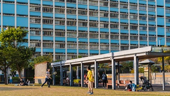 Covered areas and open lawns accommodate the needs of different activities, turning the park into a go-to spot for all kinds of leisure activities.